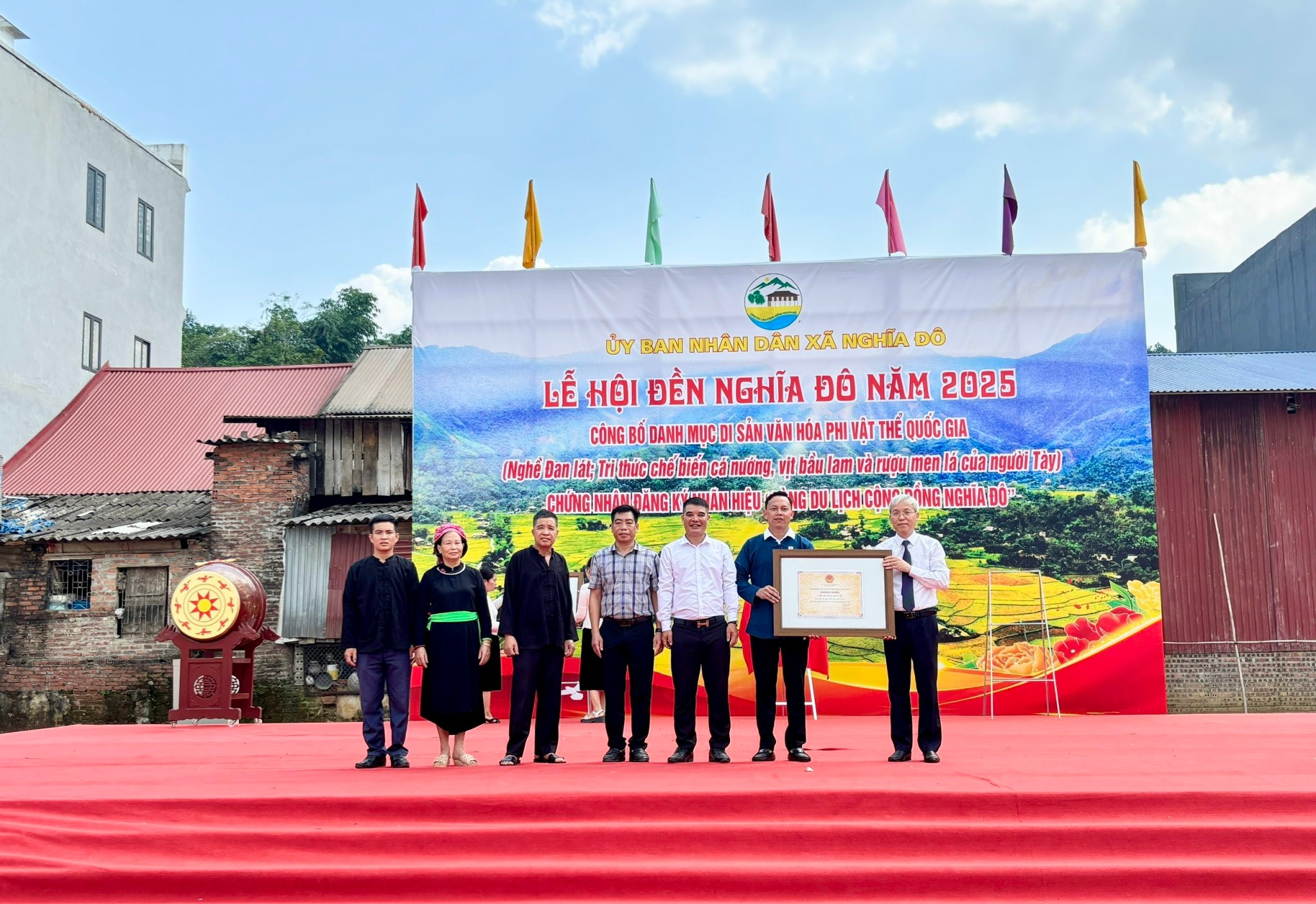 Xã Nghĩa Đô đón nhận hai di sản văn hóa phi vật thể quốc gia của người Tày 1 cong bo danh muc di san van hoa phi vat the quoc gia doi voi nghe dan lat tri thuc che bien ca nuong vit bau lam va ruou men la cua nguoi tay 1