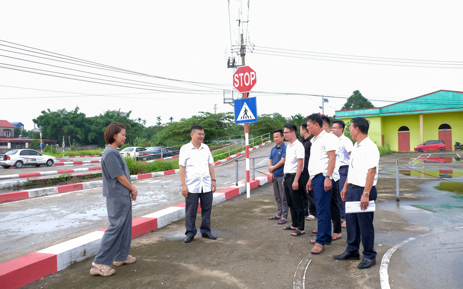 Ông Phạm Đức Thuận (thứ hai từ trái sang), Hiệu trưởng Trường Trung cấp nghề Việt Mỹ trao đổi với cán bộ, giáo viên, nhân viên về phát triển giáo dục nhà trường. nghe-viet-my.jpg