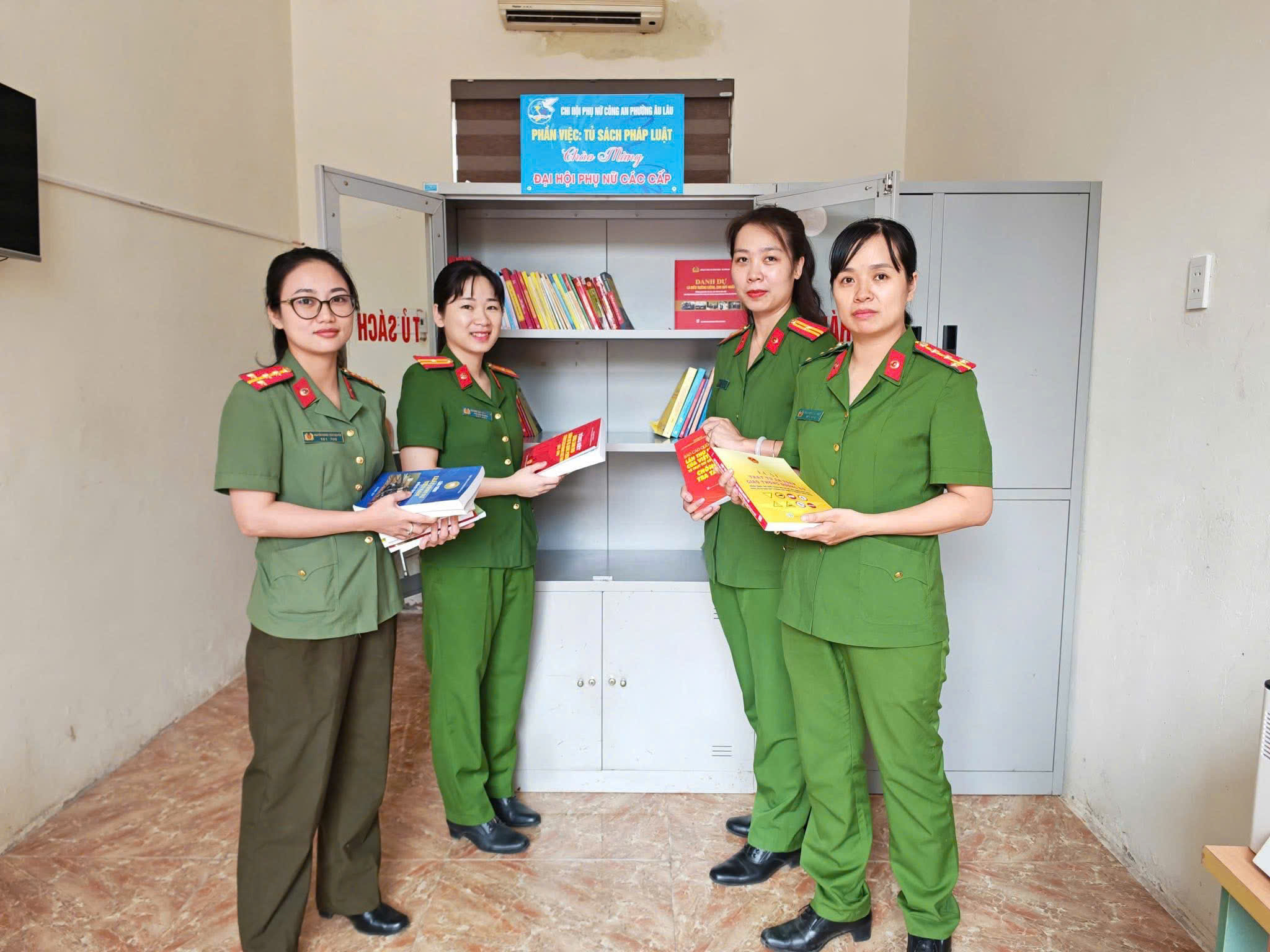 Công an phường Âu Lâu ra mắt “Tủ sách pháp luật” lan tỏa văn hóa học tập và làm theo luật 1 d65b3ee2 0c70 48bb abb1 15eb075c9b02