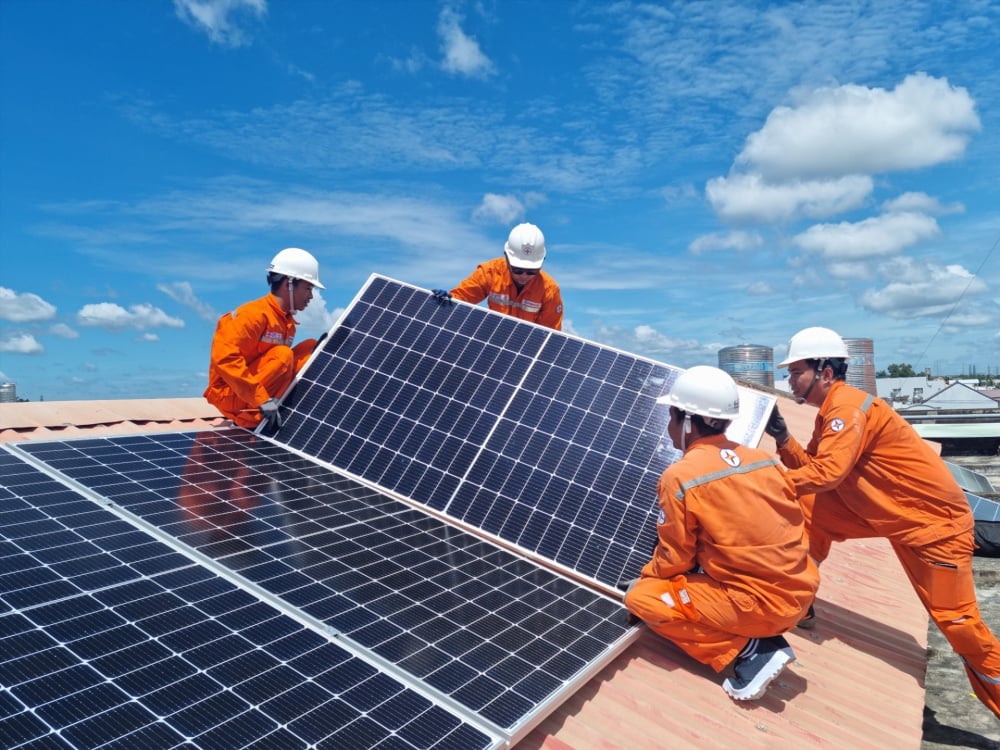 Lắp điện mặt trời mái nhà tự dùng không đăng ký có thể bị phạt 1 dien mat troi mai nha 2209 1