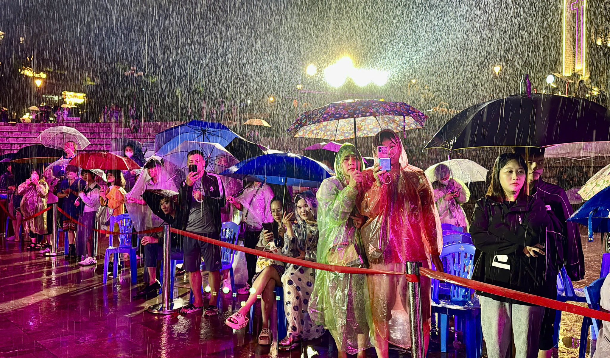 Sa Pa rực rỡ sắc màu trong show thời trang “Vũ điệu thổ cẩm” 1 Đông đảo người dân và du khách đứng xem show diễn (Ảnh truyền hình Sa Pa)