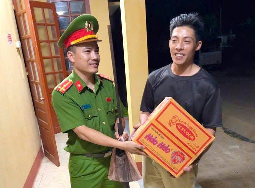 Người dân tích cực hưởng ứng với mô hình “Đổi vũ khí lấy lương thực” (ảnh CTTĐT công an tỉnh Lào Cai )