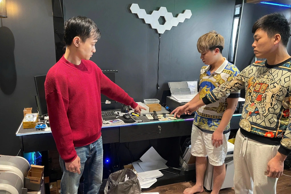 "Ông trùm" 9x và đồng bọn bị khởi tố vì làm giả con dấu, tài liệu của cơ quan, tổ chức (Ảnh: Công an cung cấp).