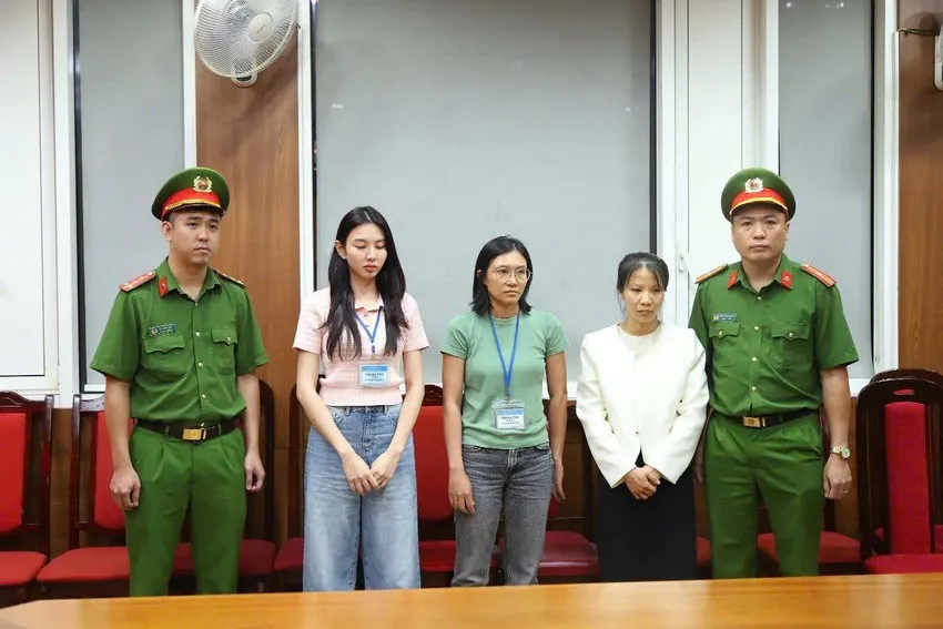 Hoa hậu Thùy Tiên bị đề nghị truy tố trong vụ án lừa dối khách hàng 1 Hoa hậu Thuỳ Tiên (bìa trái) tại thời điểm khởi tố. Ảnh: CA
