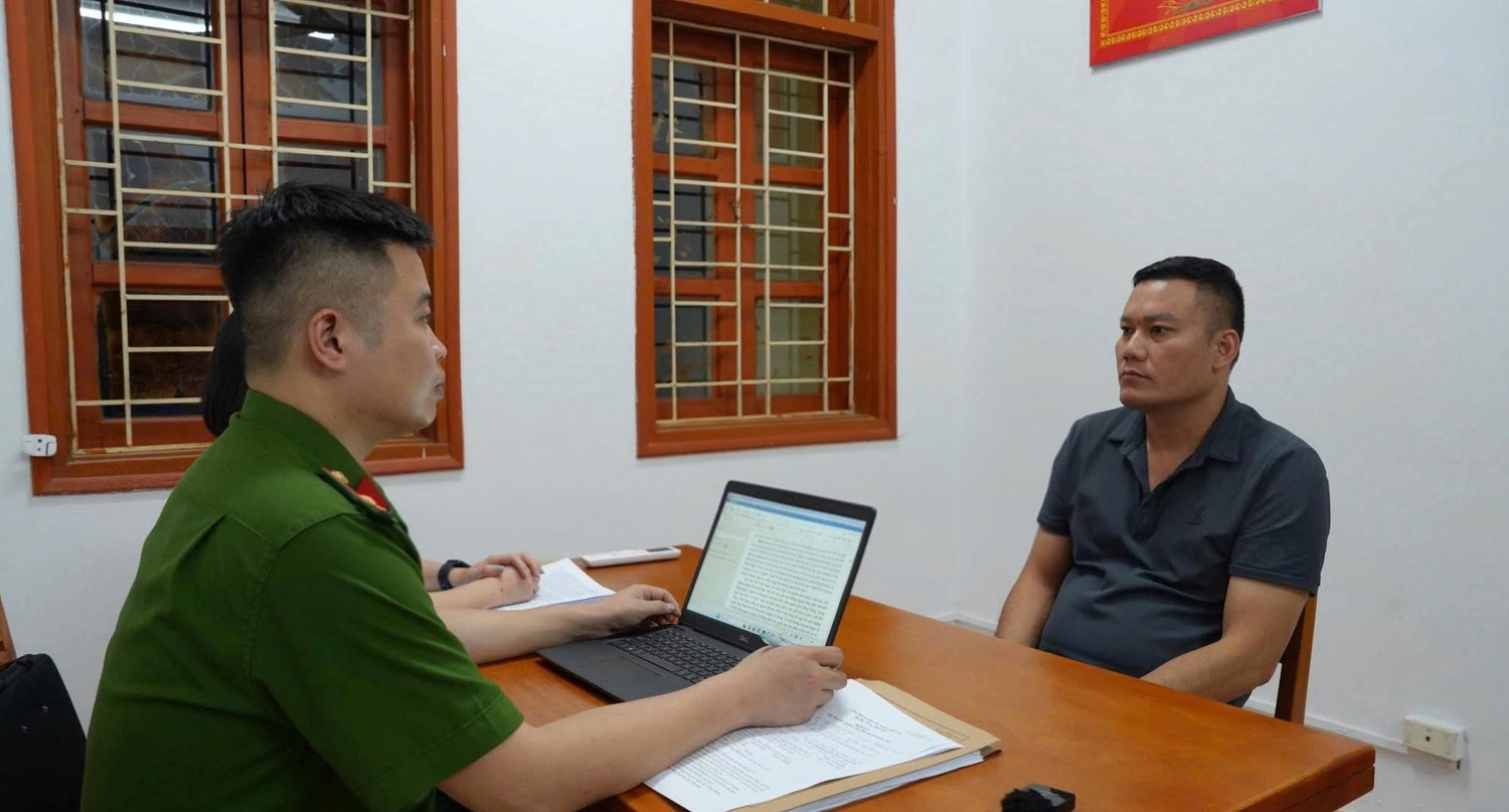 Đối tượng Nguyễn Ngọc Tuấn tại cơ quan công an. Ảnh: An ninh Lào Cai.