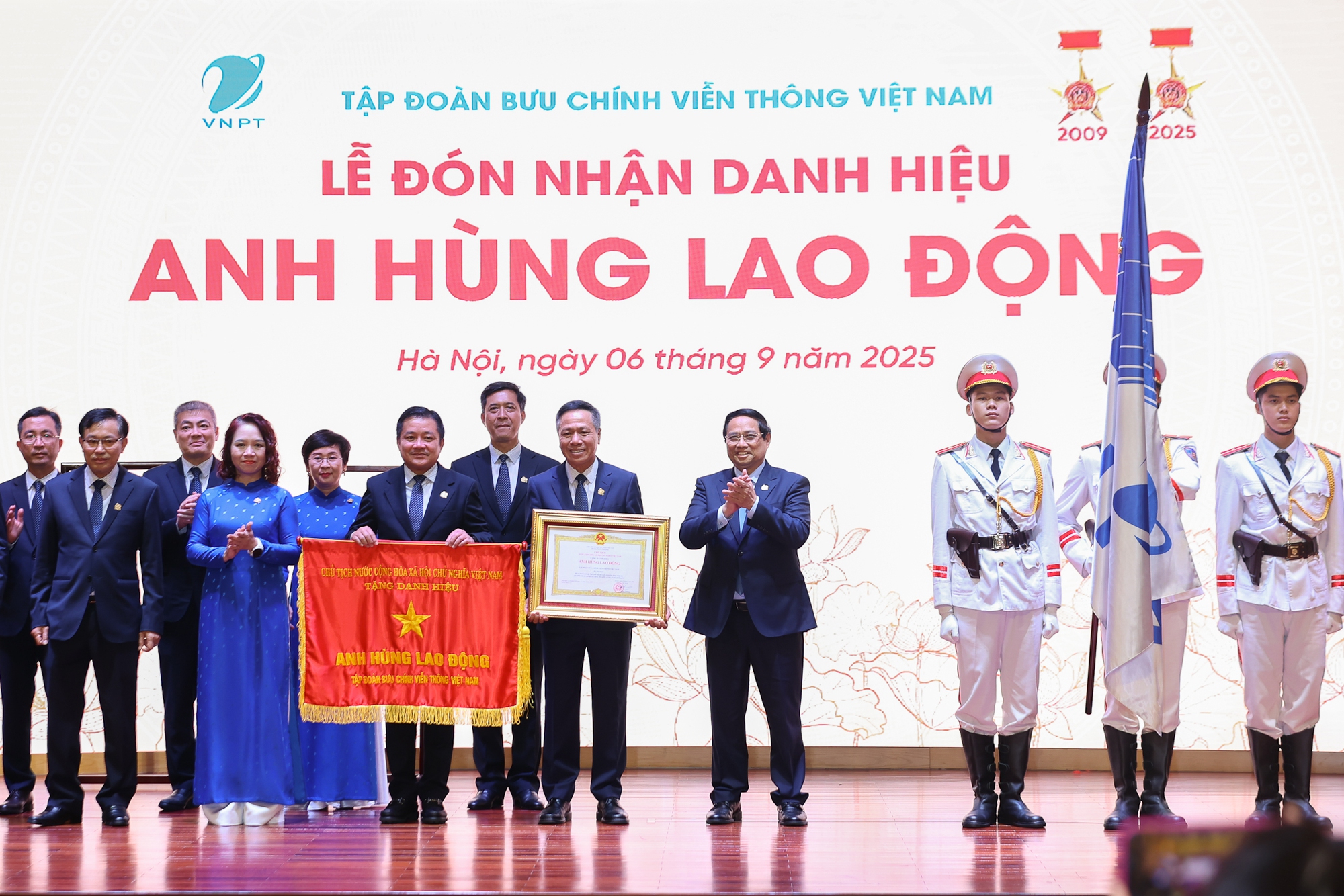 Thủ tướng: VNPT tiếp tục phát huy truyền thống đổi mới sáng tạo, dám nghĩ dám làm- Ảnh 4. Thủ tướng: VNPT tiếp tục phát huy truyền thống đổi mới sáng tạo, dám nghĩ dám làm- Ảnh 4.
