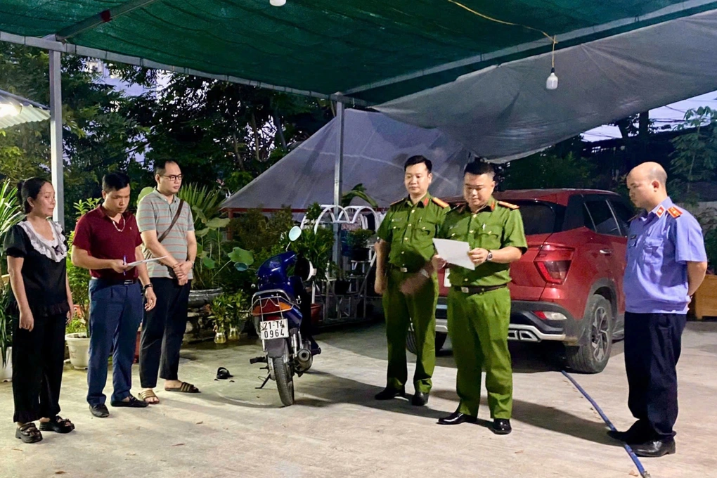 Tạm giữ hình sự nhóm đối tượng gây rối trật tự tại Sa Pa 2 Cơ quan cảnh sát điều tra thi hành lệnh khám xét nơi ở của đối tượng Phạm Thị Lan Anh (Ảnh: Công an cung cấp).