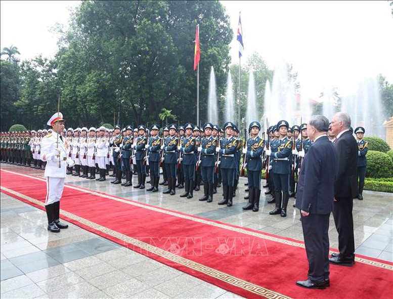 Lễ đón chính thức Bí thư thứ Nhất Đảng Cộng sản Cuba, Chủ tịch nước Cộng hòa Cuba 5 Tổng Bí thư Tô Lâm và Bí thư thứ Nhất, Chủ tịch nước Cuba Miguel Díaz-Canel Bermúdez duyệt Đội danh dự Quân đội nhân dân Việt Nam. Ảnh: TTXVN