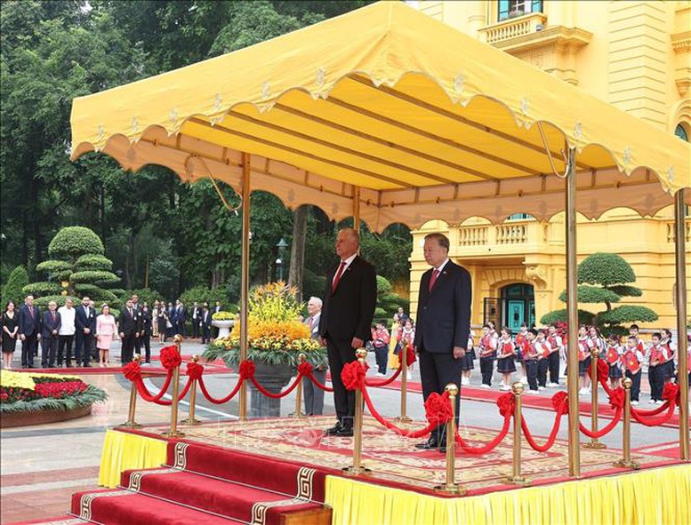 Lễ đón chính thức Bí thư thứ Nhất Đảng Cộng sản Cuba, Chủ tịch nước Cộng hòa Cuba 4 Tổng Bí thư Tô Lâm và Bí thư thứ Nhất, Chủ tịch nước Cuba Miguel Díaz-Canel Bermúdez trên bục danh dự, nghe Quân nhạc cử Quốc thiều hai nước. Ảnh: TTXVN