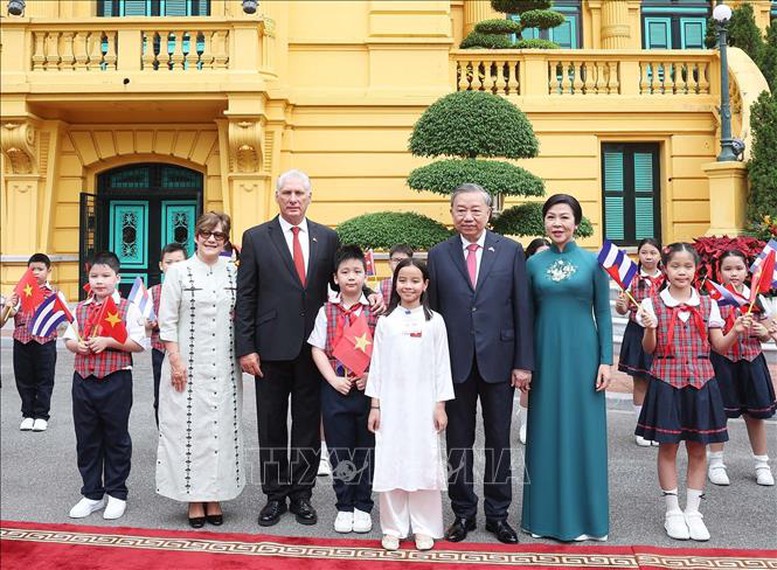 Lễ đón chính thức Bí thư thứ Nhất Đảng Cộng sản Cuba, Chủ tịch nước Cộng hòa Cuba 1 Tổng Bí thư Tô Lâm và Phu nhân Ngô Phương Ly cùng Bí thư thứ Nhất Đảng Cộng sản Cuba, Chủ tịch nước Cộng hòa Cuba Miguel Díaz-Canel Bermúdez và Phu nhân Lis Cuesta Peraza chụp ảnh chung. Ảnh: TTXVN