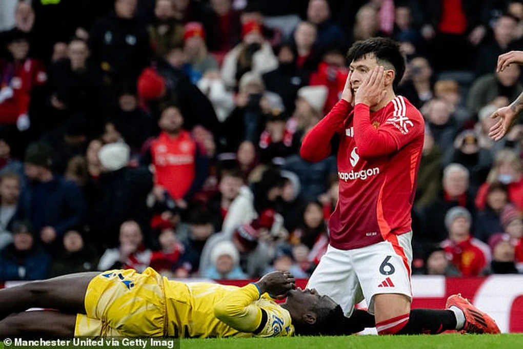Sự xuất hiện của Lisandro Martinez có thể giúp Man Utd chắc chắn hơn (Ảnh: Getty).
