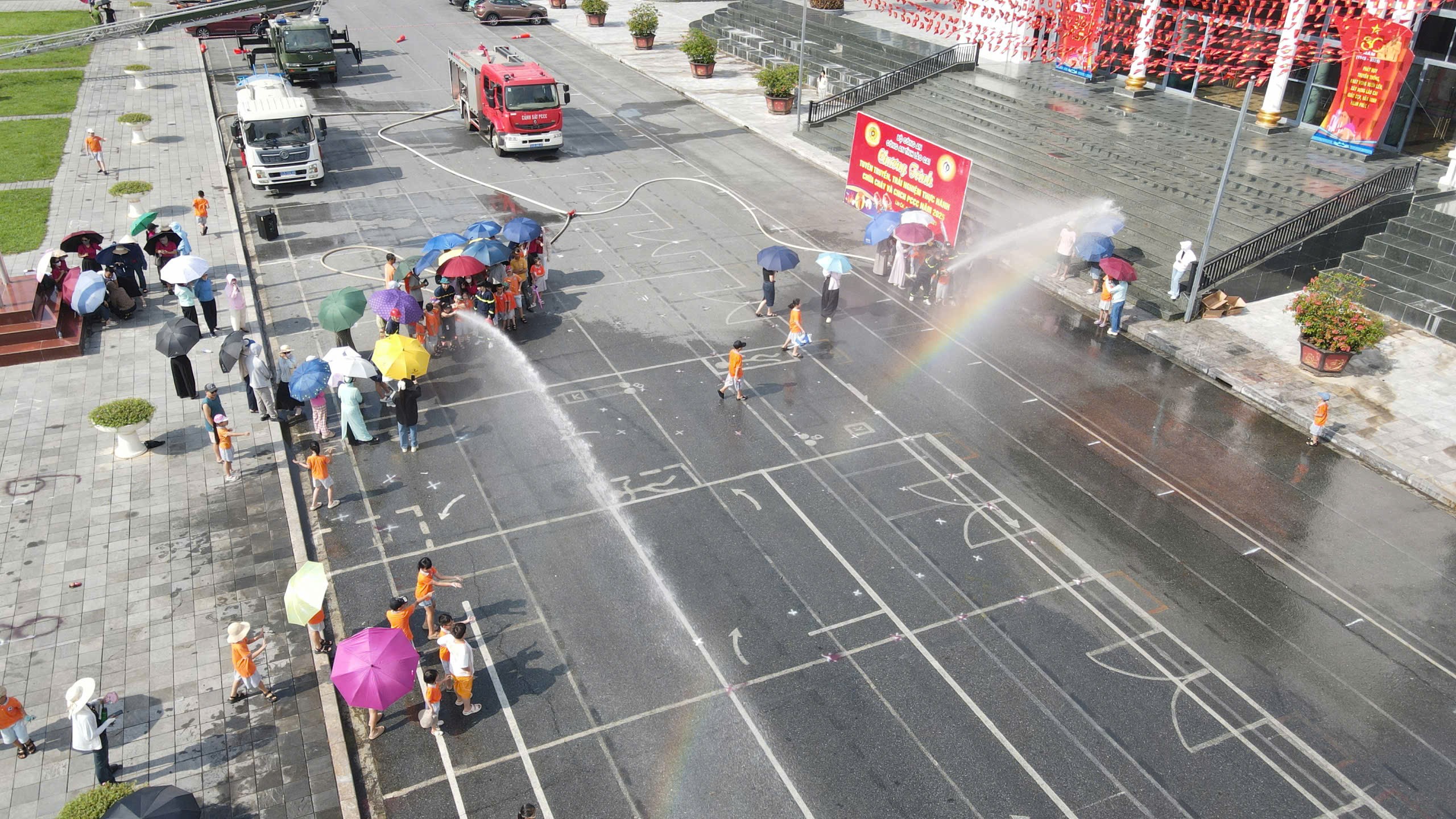 Lào Cai: Học sinh và người dân hào hứng tham gia diễn tập kỹ năng phòng cháy, chữa cháy 1 phunuoc4