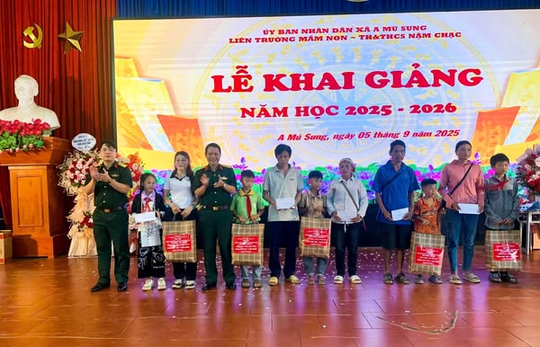 Đoàn Kinh tế - Quốc phòng 345 trao học bổng “Nâng bước em tới trường” tại Lào Cai 3 10 suất học bổng với tổng trị giá 74 triệu đồng đã được gửi đến cha mẹ và học sinh có hoàn cảnh đặc biệt khó khăn. (Ảnh truyền thông khu vực Bát Xát)