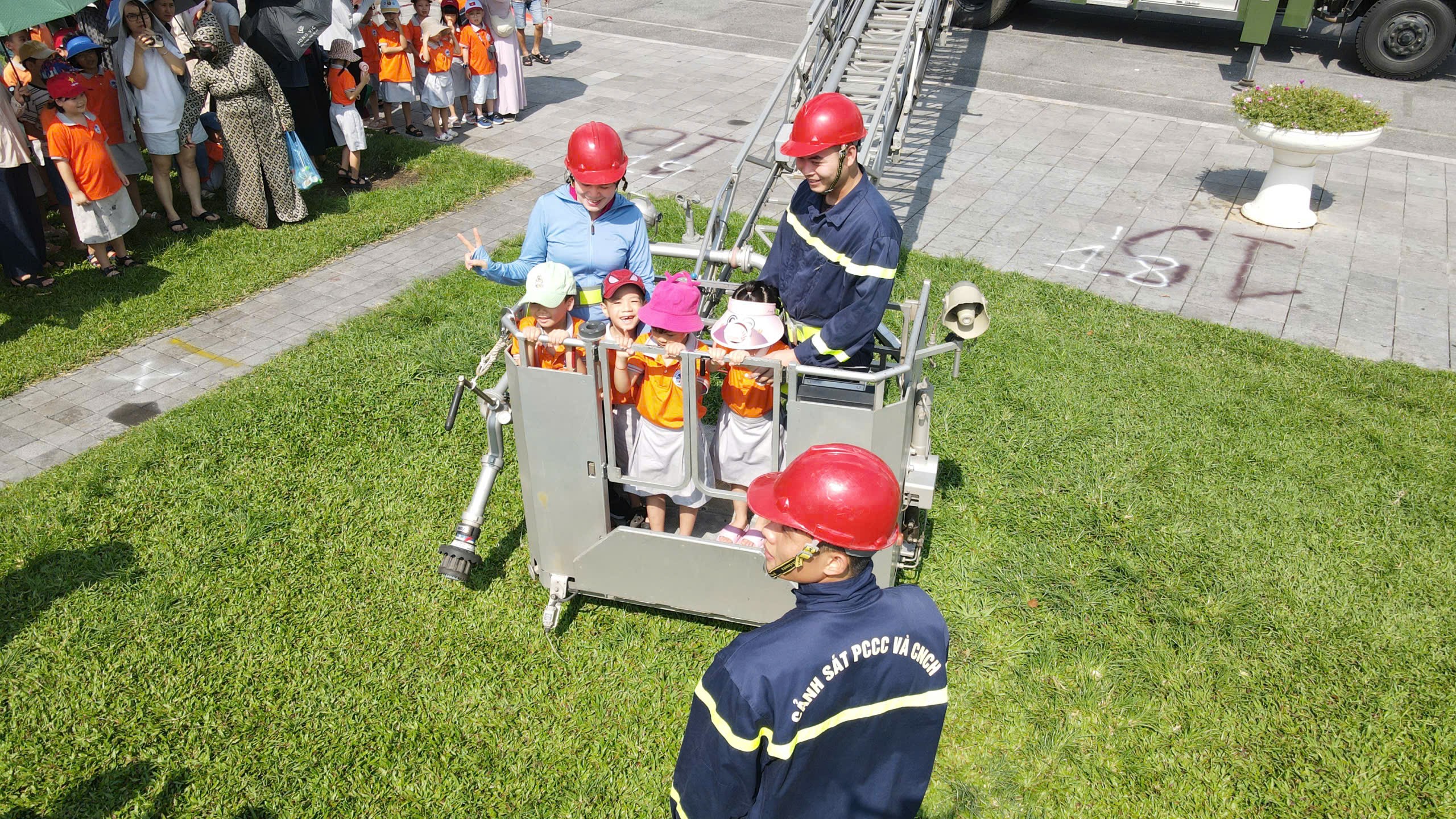 Lào Cai: Học sinh và người dân hào hứng tham gia diễn tập kỹ năng phòng cháy, chữa cháy 4 thoatnan1