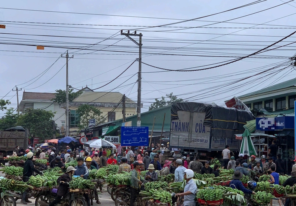 Thời điểm tai nạn, khu vực chợ chuối tập trung đông người (Ảnh: Nghĩa Đức).