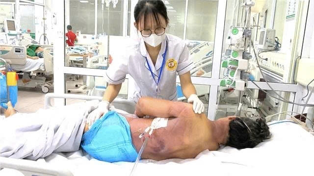 Ca nhiễm khuẩn cực kỳ nguy hiểm sau khi tiêm thuốc giảm đau không rõ nguồn gốc 1 Bệnh nhân được chẩn đoán nhiễm khuẩn huyết, viêm mô mềm, sốc độc tố do tụ cầu vàng. (Ảnh: BVCC)