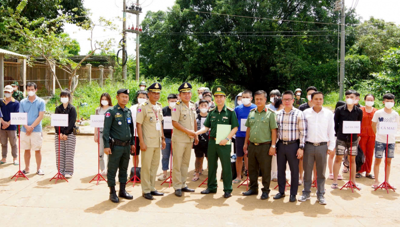 Lực lượng chức năng trao trả các đối tượng từ Campuchia về Việt Nam.