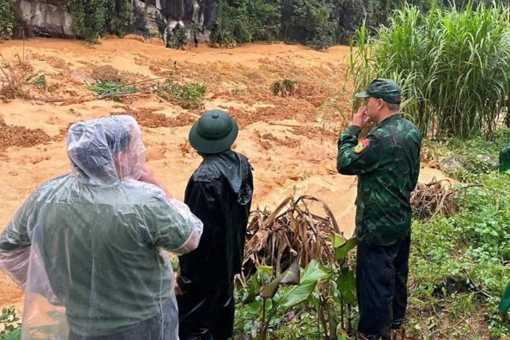 Cán bộ, chiến sĩ Đồn Biên phòng Lũng Cú hỗ trợ tìm kiếm người mất tích tại thôn Má Lầu A, xã Lũng Cú (Ảnh: Báo Tuyên Quang).