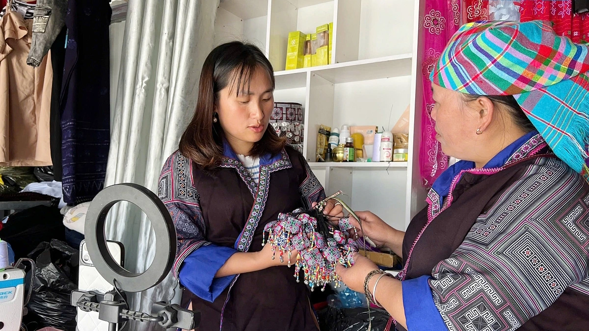 Phát huy giá trị văn hóa truyền thống để xóa đói, giảm nghèo bền vững ở Mù Cang Chải 3 Trao đổi để thiết kế những mẫu mã mới.