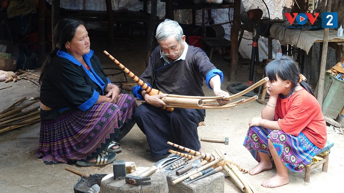 Phát huy giá trị văn hóa truyền thống để xóa đói, giảm nghèo bền vững ở Mù Cang Chải 4 Nghề chế tác khèn ở xã Mù Cang Chải.