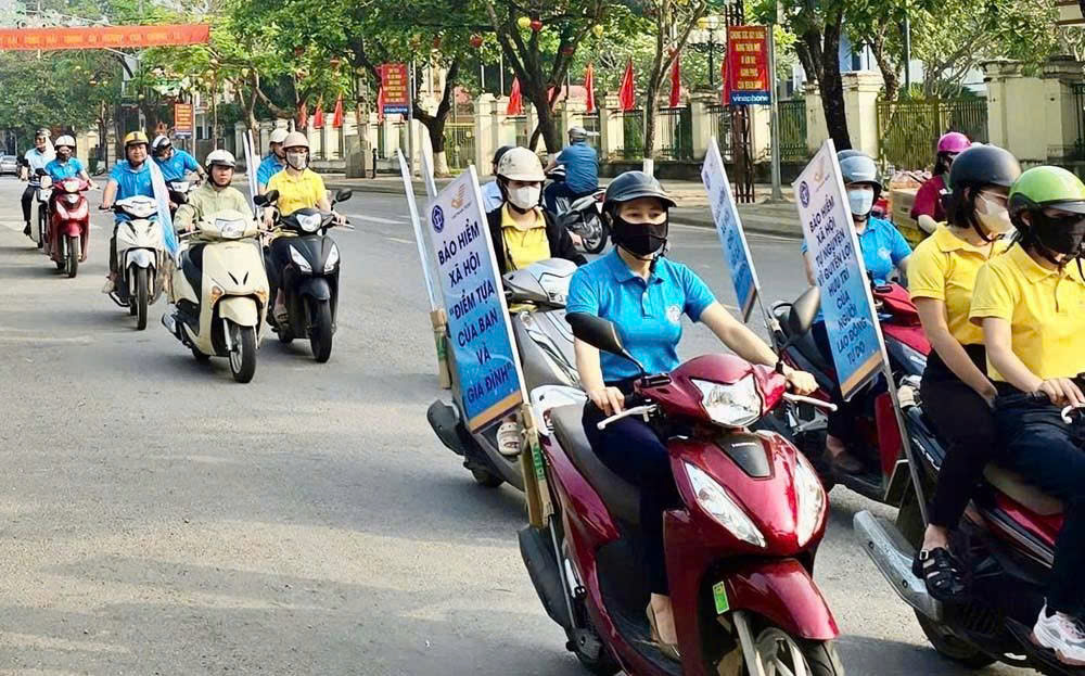 Lào Cai tăng cường chăm sóc sức khỏe cho đồng bào dân tộc thiểu số 2 Diễu hành tuyên truyền vận động người dân tham gia BHXH tự nguyện, BHYT hộ gia đình tại Lào Cai.