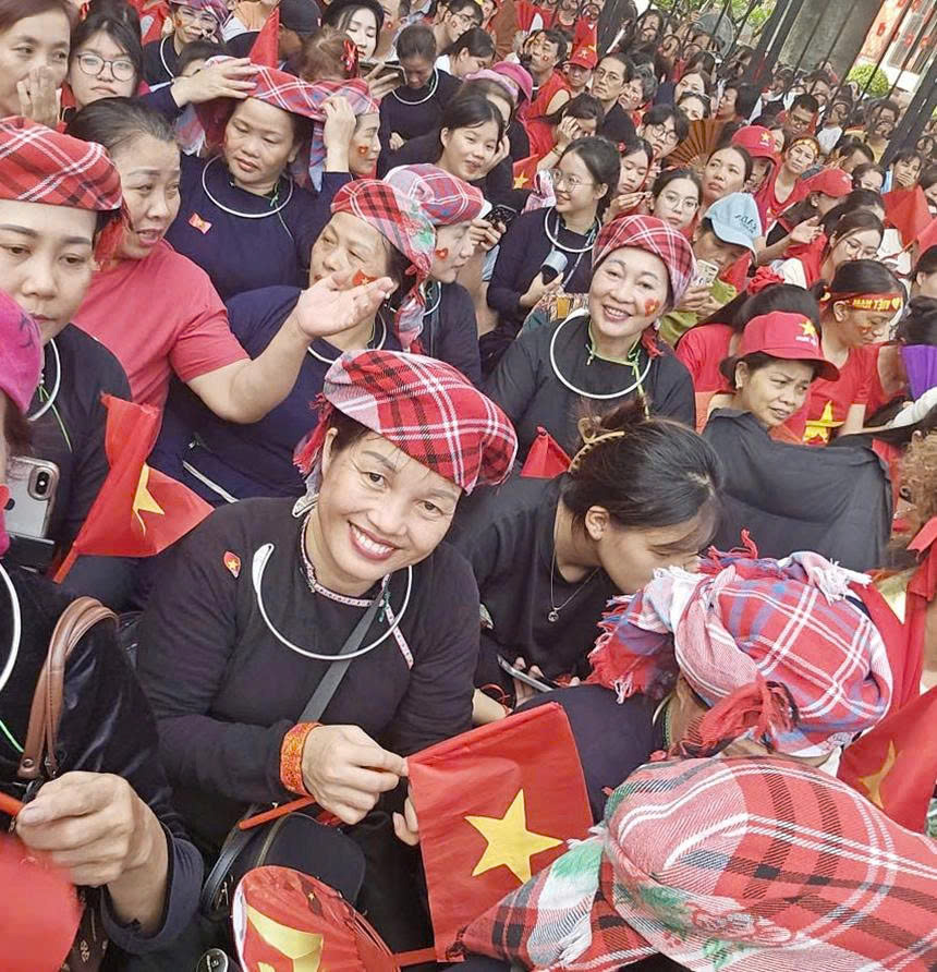 Gần 100 phụ nữ Tày từ Lào Cai về Hà Nội dự Lễ diễu binh 2/9 2 Chị em phụ nữ người dân tộc Tày ở phường Cam Đường, tỉnh Lào Cai, hòa cùng người dân Thủ đô xem diễu binh, diễu hành sáng 2/9/2025. (Ảnh Phụ Nữ Việt Nam)