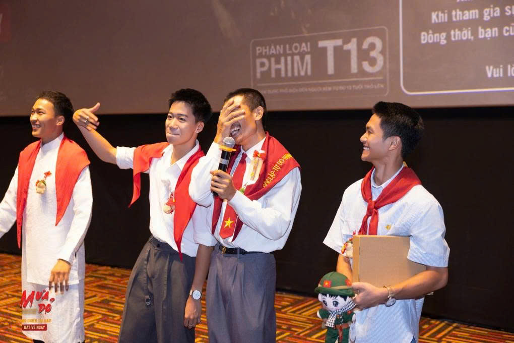 “Mưa đỏ” lập kỷ lục phòng vé, cán mốc 400 tỷ đồng chỉ sau 12 ngày 2 Đoàn phim "Mưa đỏ" đang thực hiện các chuyến giao lưu với khán giả ở nhiều cụm rạp (Ảnh: Đoàn phim cung cấp).