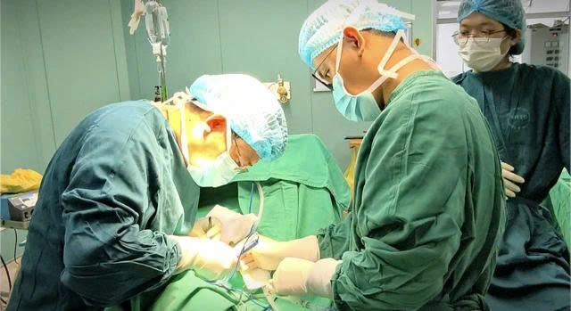 Hà Nội: Cụ ông 70 tuổi tái phát u tuyến nước bọt sau gần 10 năm 1 Các bác sĩ tiến hành phẫu thuật cho bệnh nhân. Ảnh: BVCC