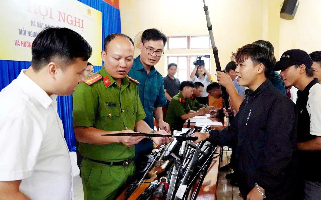 Công an tiếp nhận các loại vũ khí do người dân giao nộp. (Ảnh Phụ Nữ Việt Nam)
