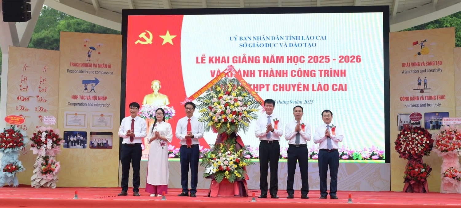 Lào Cai: Khánh thành ngôi trường có quy mô lớn nhất khu vực Tây Bắc 3 Lãnh đạo tỉnh Lào Cai tặng hoa chúc mừng thầy và trò nhà trường (Ảnh Trọng Bảo)