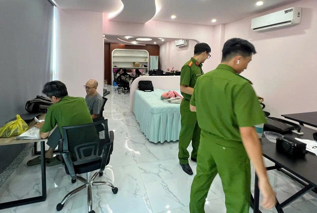 TPHCM: Khởi tố chủ cơ sở thẩm mỹ thực hiện hàng trăm ca hút mỡ trái phép 3 Công an TPHCM khám xét cơ sở thẩm mỹ (Ảnh: Thuận Thiên).