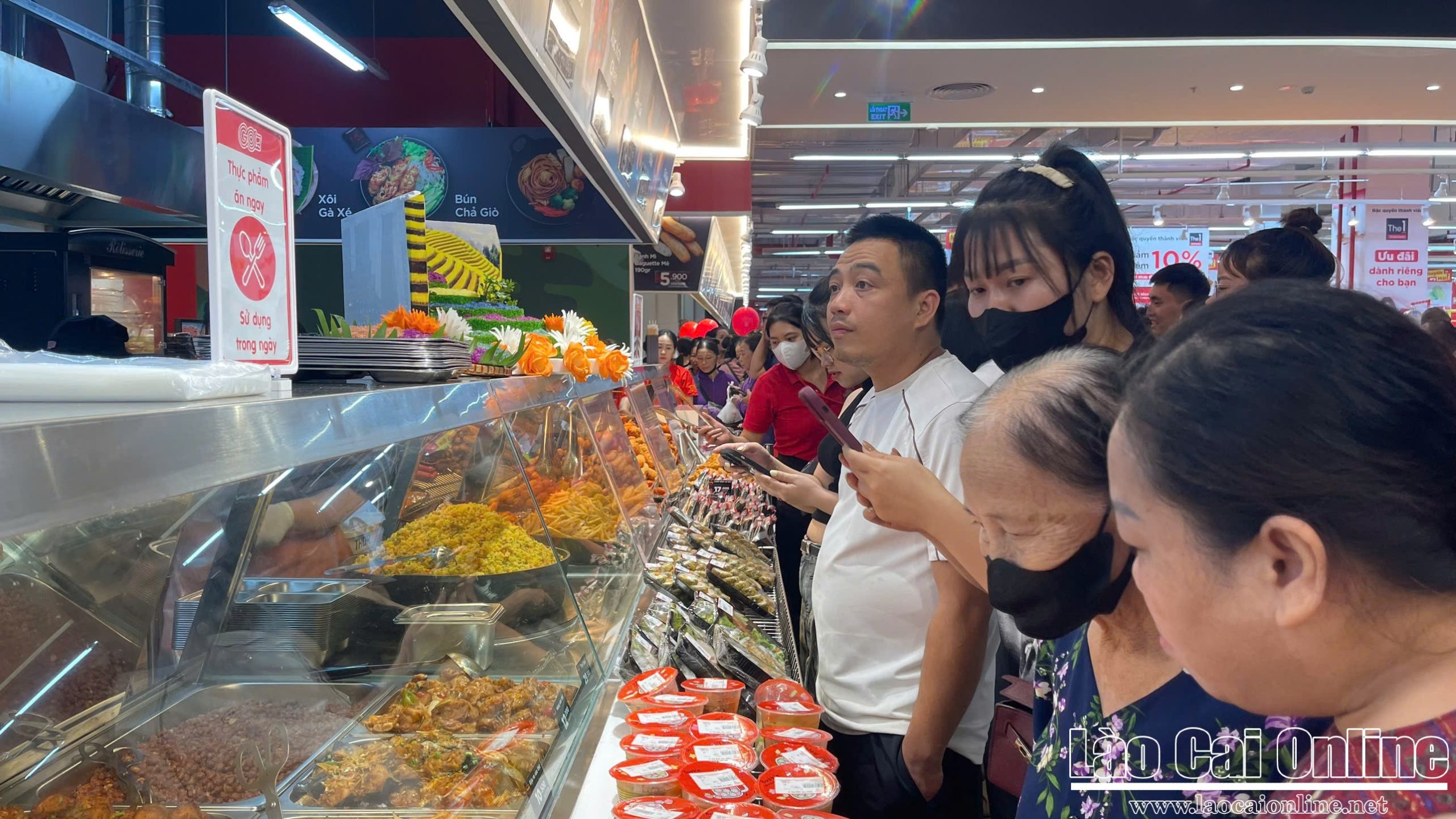 Người tiêu dùng mua sắn tại GO! Yên Bái.