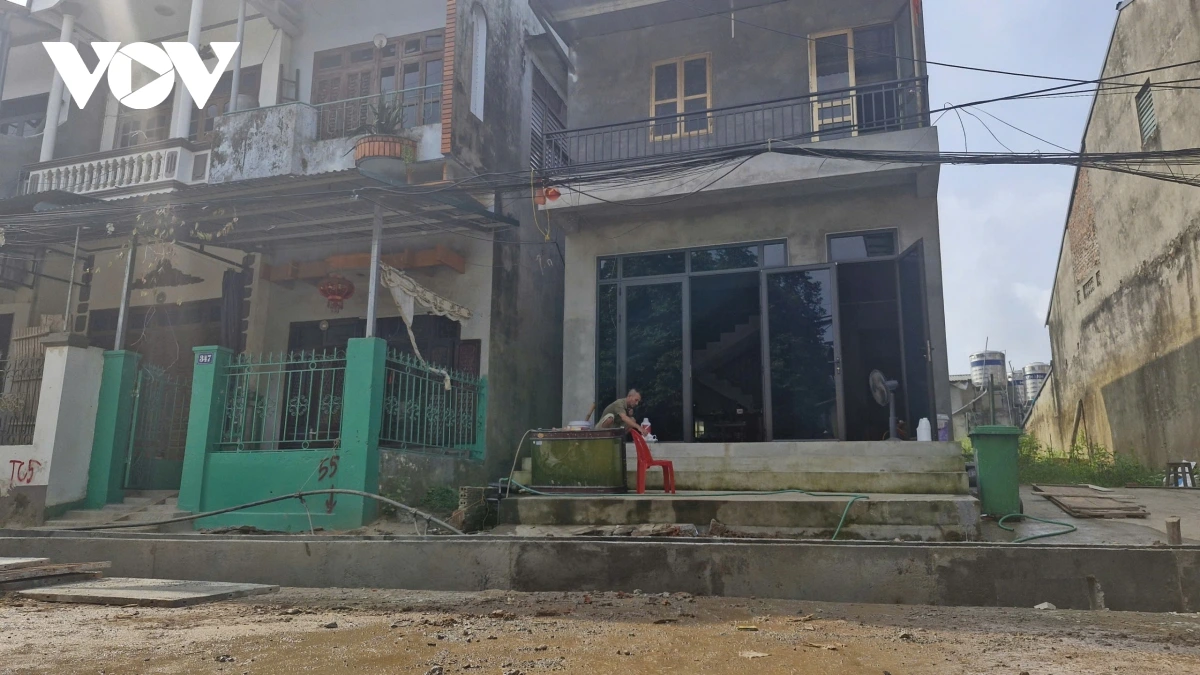 Do tuyến đường thường xuyên ngập nên hầu hết người dân tôn nền nhà lên cao 