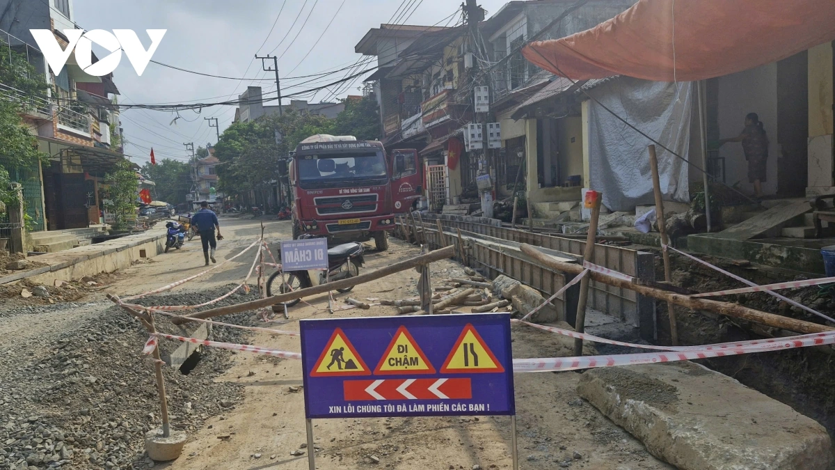 Đơn vị thi công đang tập trung máy móc, nhân lực để hoàn thành công trình sớm hơn 2 tháng so với phê duyệt