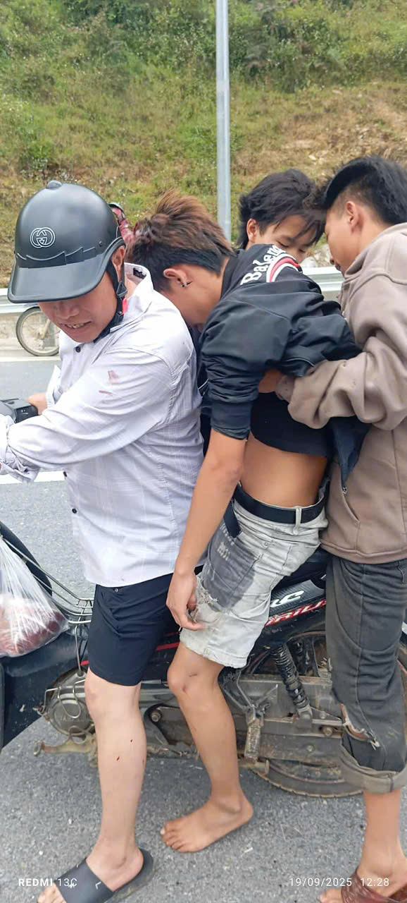 Người dân đưa một trong hai nạn nhân đi cấp cứu trong tình trạng nguy kịch.