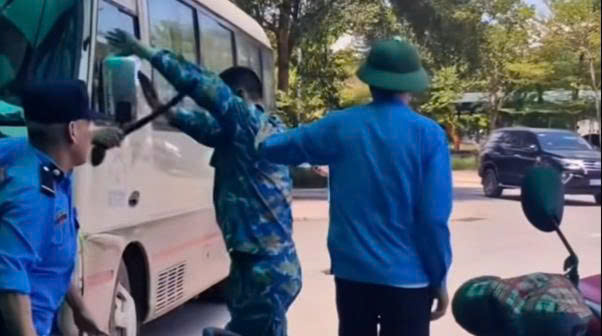 3 bảo vệ dùng gậy vụt, đánh liên tục vào người đàn ông.