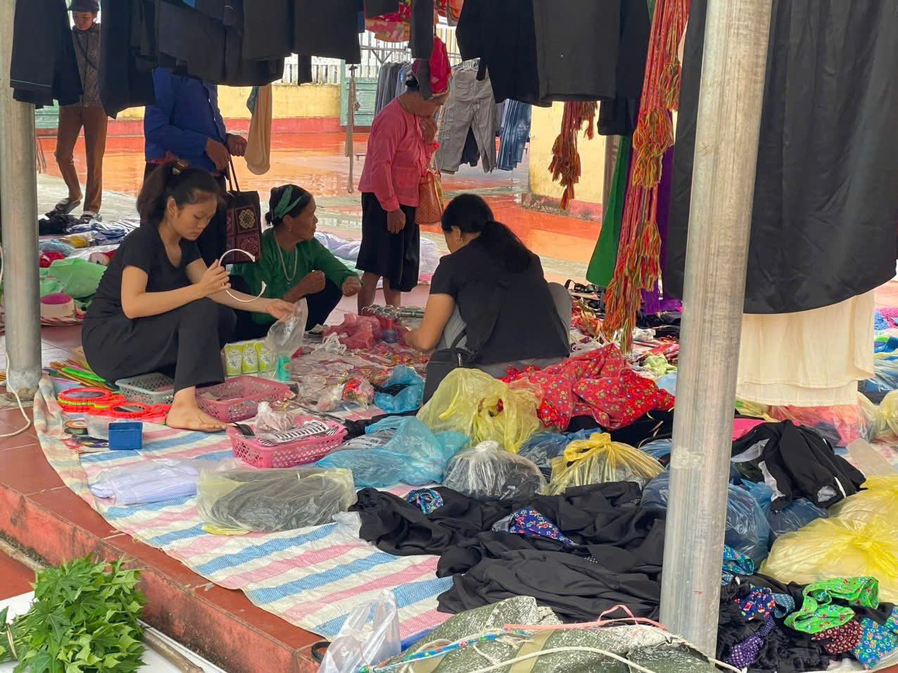 Công an xã Lâm Thượng siết chặt quản lý hàng hóa, bảo vệ chợ quê văn minh 2 z7051105909893 0d7ee91d18d4f2dbd8290676836d250f