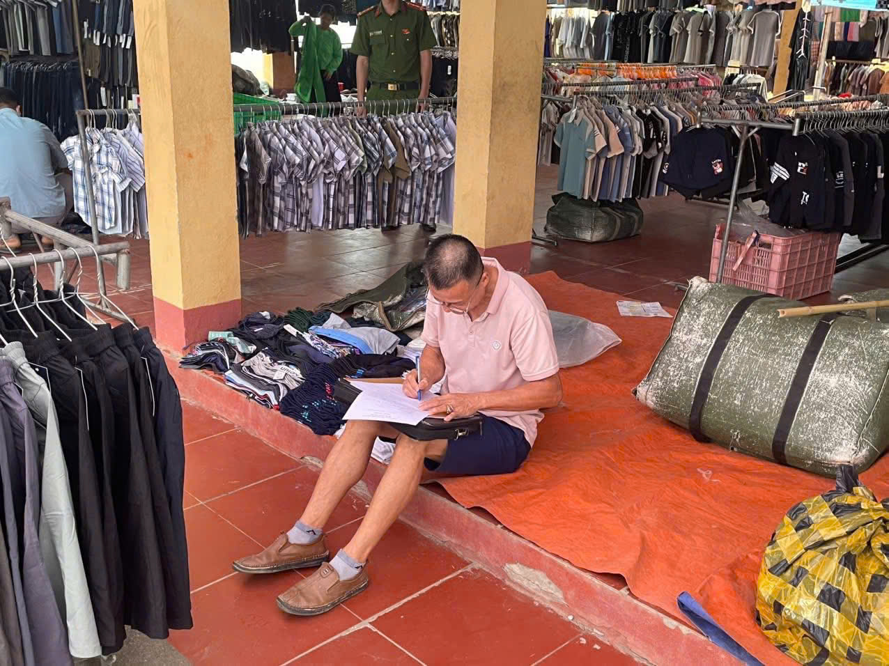 Công an xã Lâm Thượng siết chặt quản lý hàng hóa, bảo vệ chợ quê văn minh 3 z7051105919723 1ab4dcbfd354dde17144b9b879e149ec