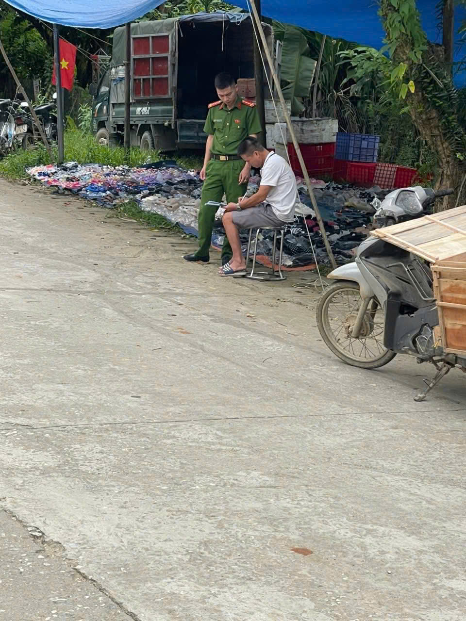 Công an xã Lâm Thượng siết chặt quản lý hàng hóa, bảo vệ chợ quê văn minh 4 z7051105931505 56a7b156d0c55211d93d78e0182e4c18