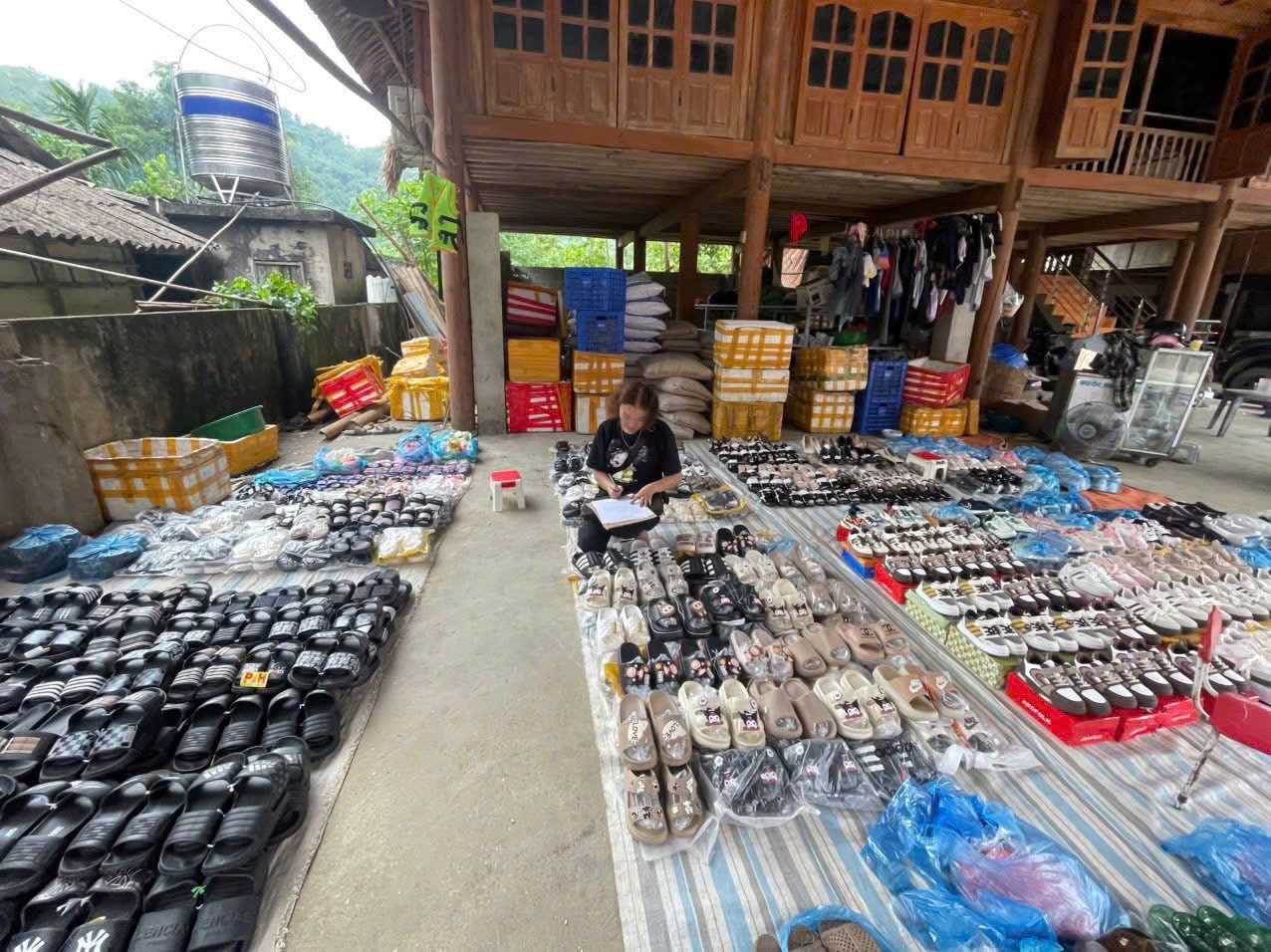 Công an xã Lâm Thượng siết chặt quản lý hàng hóa, bảo vệ chợ quê văn minh 5 z7051105933233 173347b9d3a3ac755b8f3f9ec0f5874c