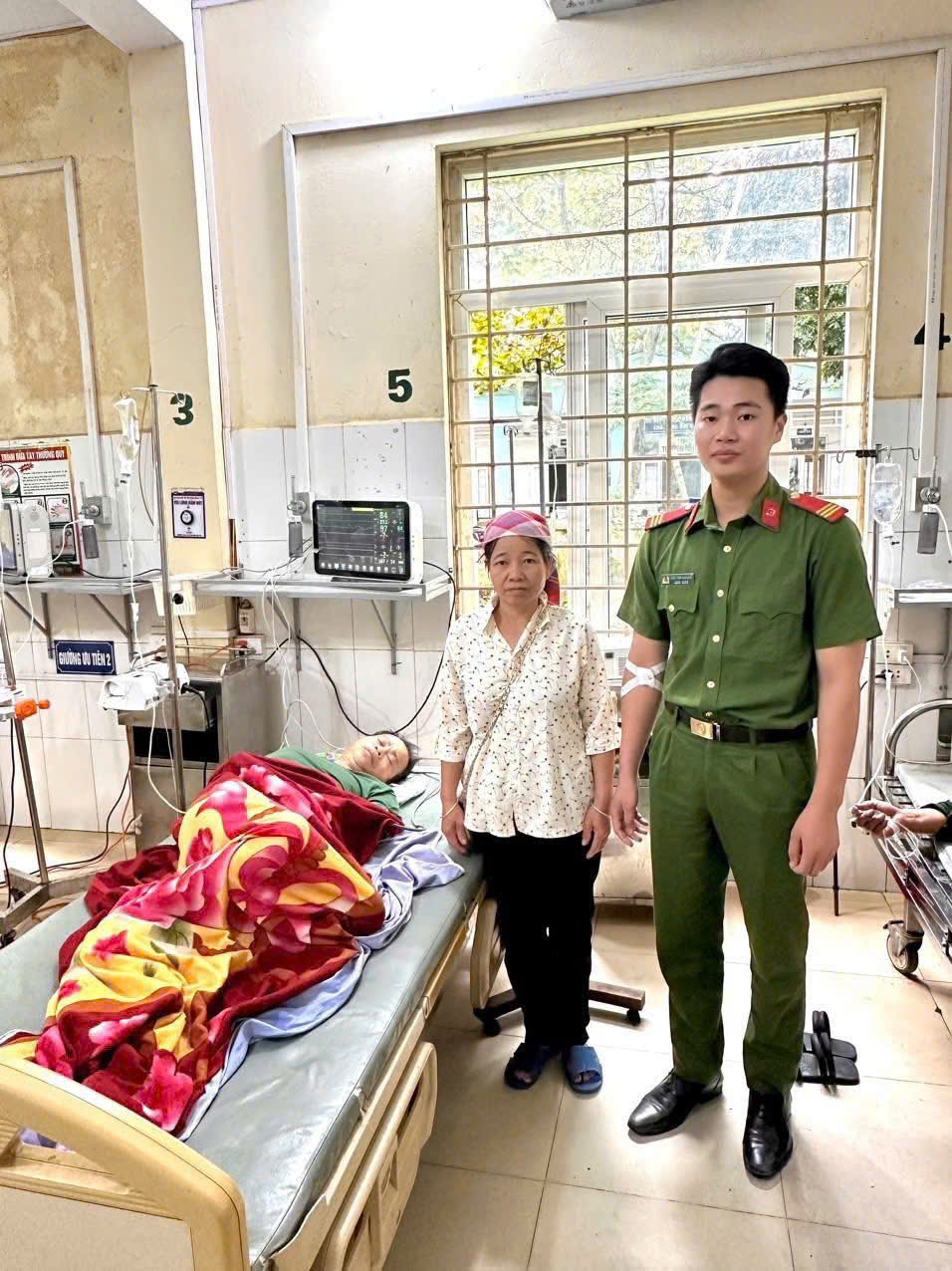 Cán bộ Công an xã Văn Bàn kịp thời hiến máu cứu bệnh nhân qua cơn nguy kịch 2 z7052163928988 ecc7f3ff46c6e1963e7b5bcd550de0bf