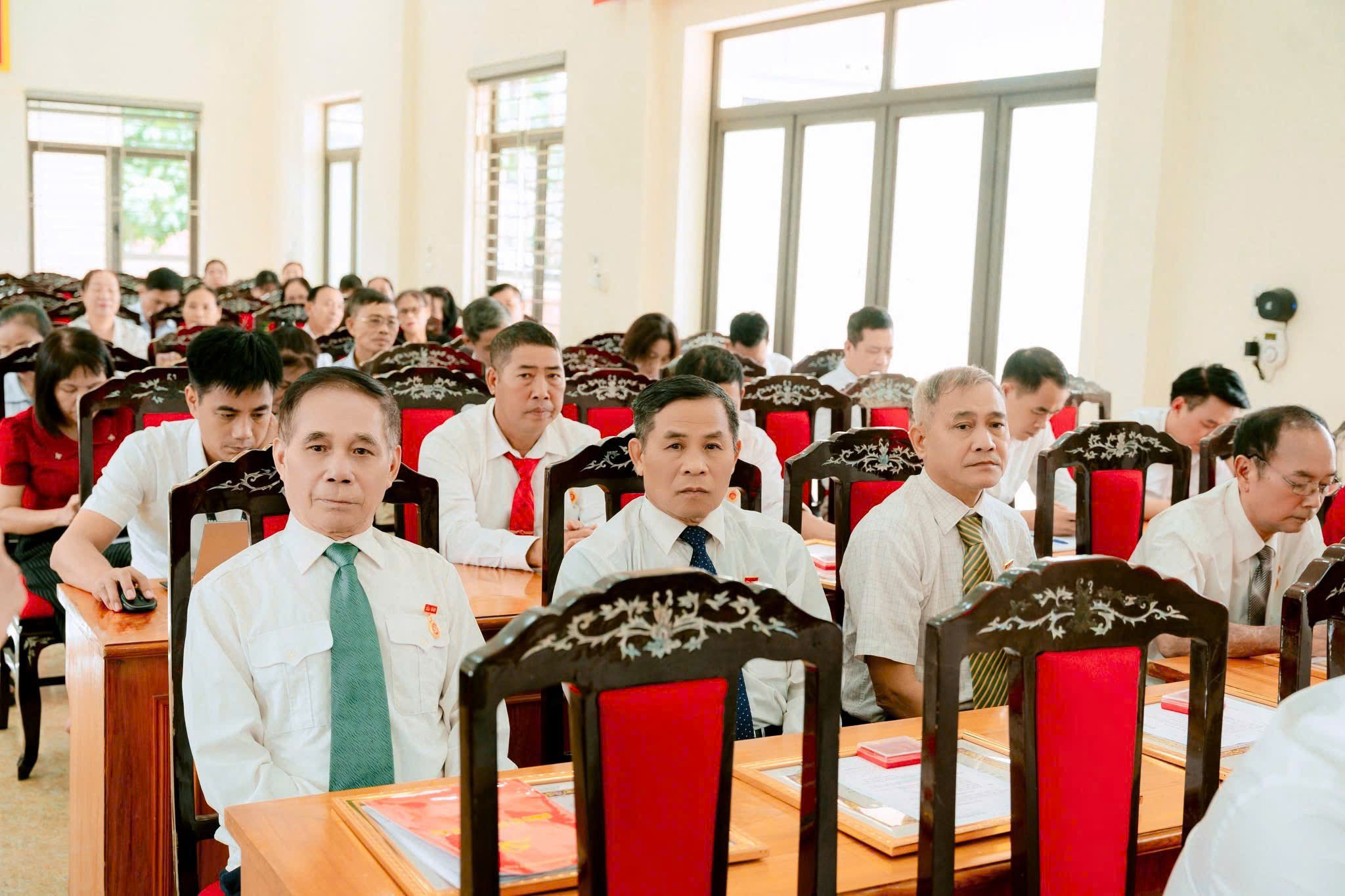 Phường Âu Lâu long trọng trao Huy hiệu Đảng cho 16 đảng viên, tôn vinh những cống hiến bền bỉ 6 z7054806507022 4e5eb4e7ca9b9356744b34456e6db779