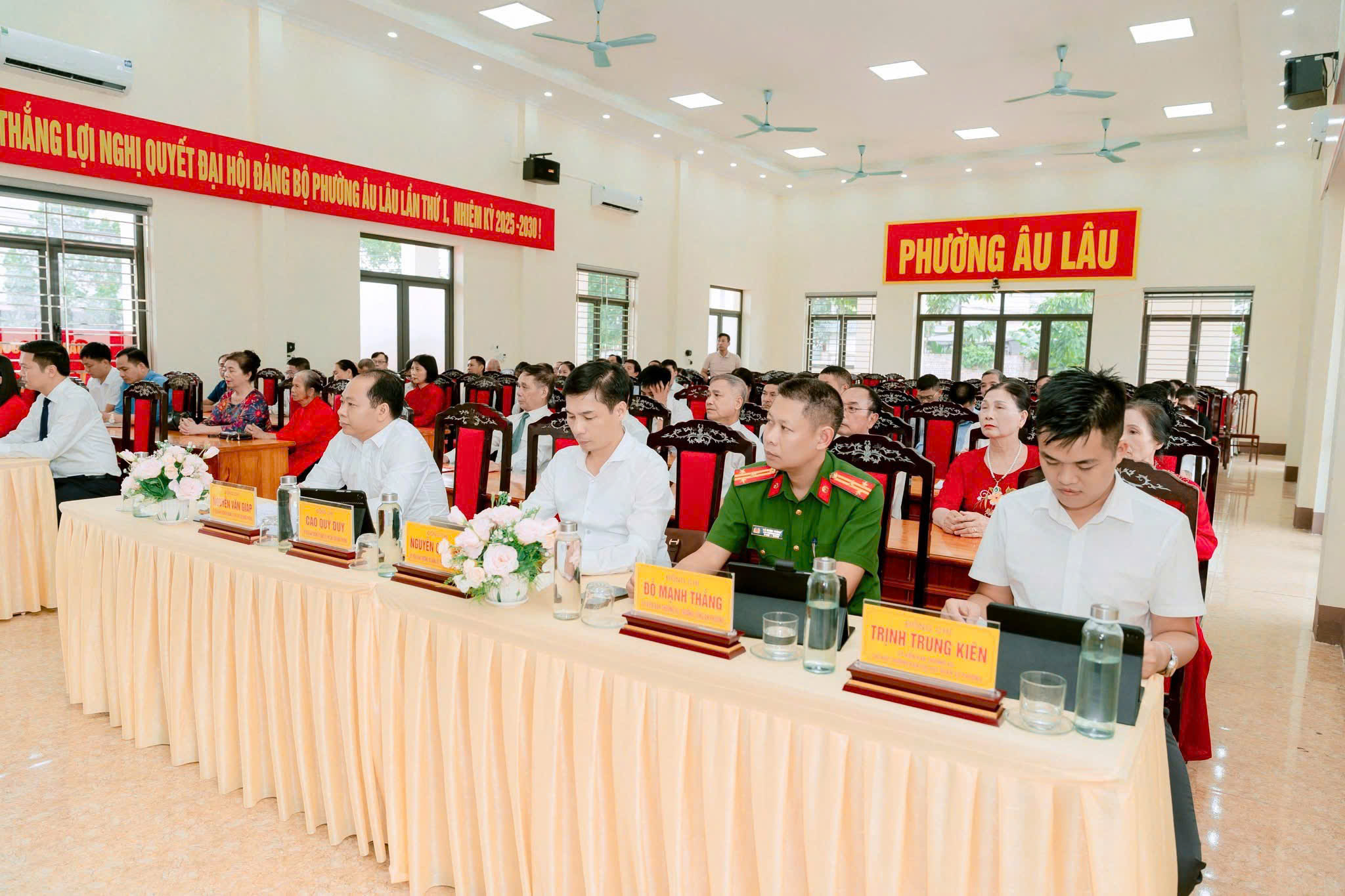 Phường Âu Lâu long trọng trao Huy hiệu Đảng cho 16 đảng viên, tôn vinh những cống hiến bền bỉ 4 z7054806528606 e917662791df70f7ec16b4ea5ab1b547