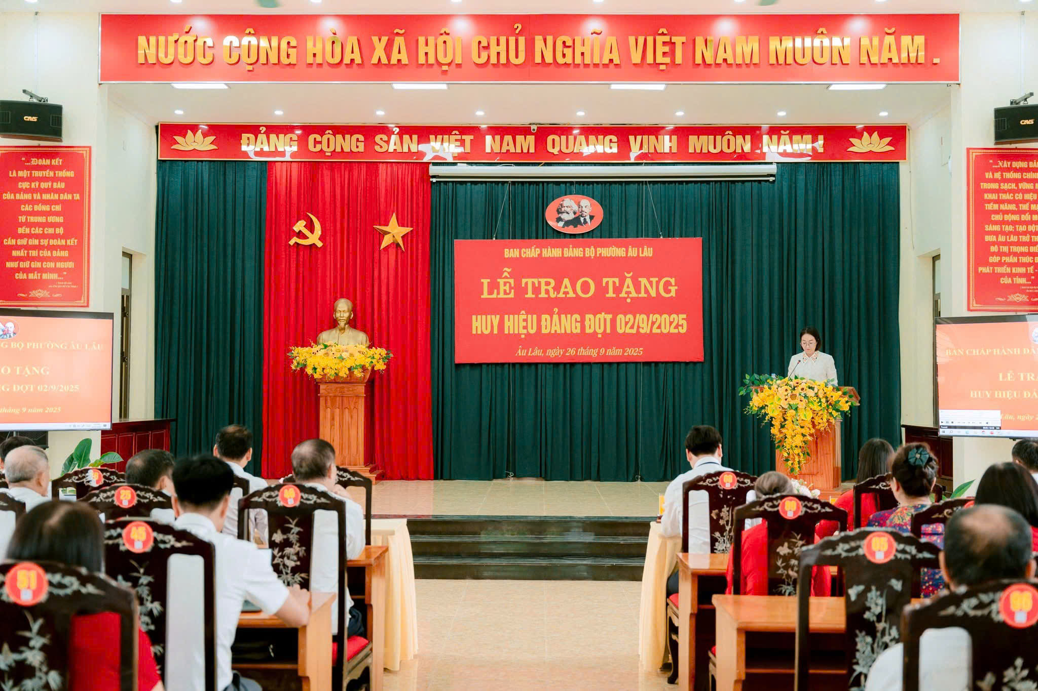 Phường Âu Lâu long trọng trao Huy hiệu Đảng cho 16 đảng viên, tôn vinh những cống hiến bền bỉ 1 z7054806568083 edfe572369c7fd166af06c05c2d92c11
