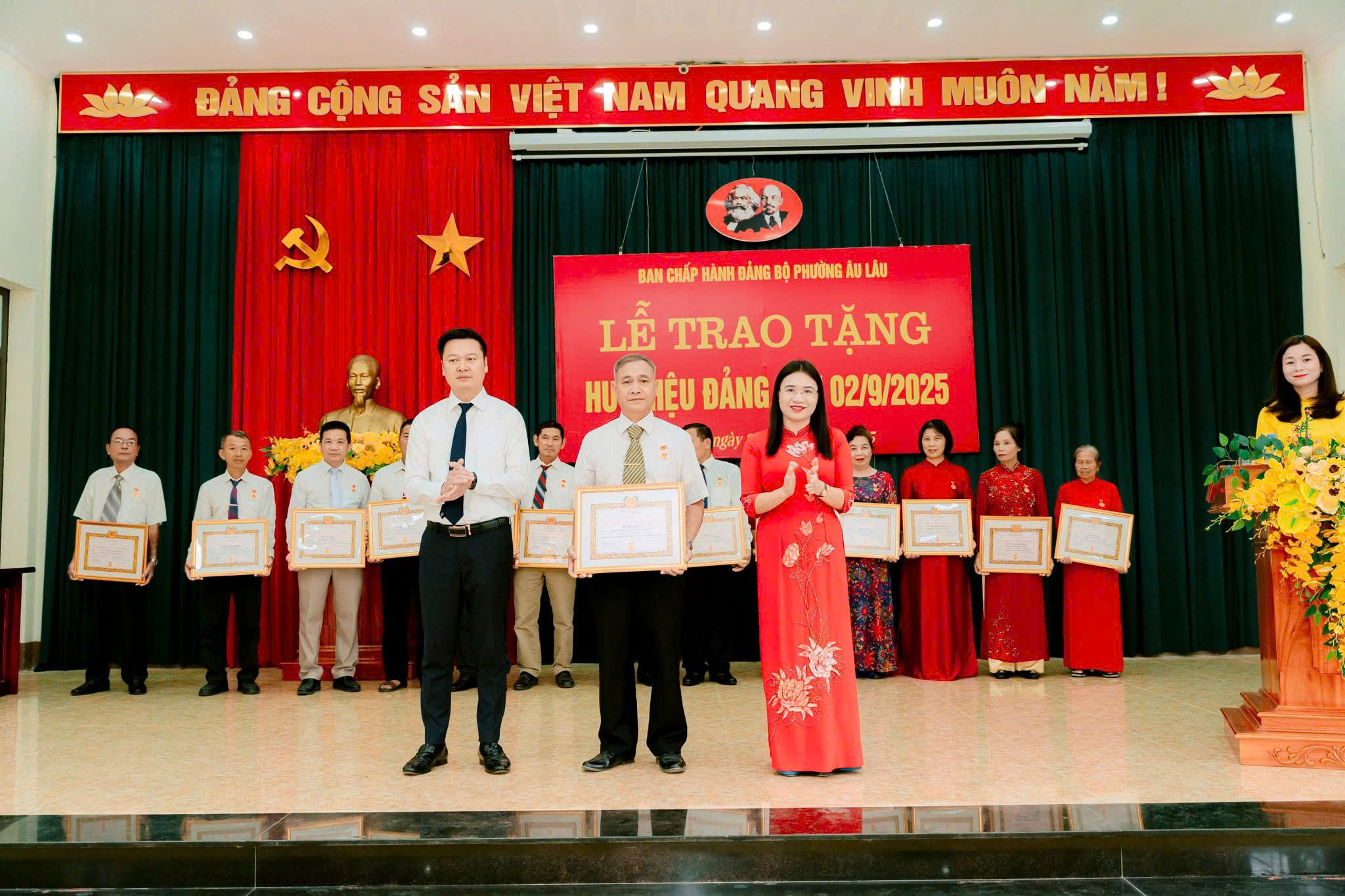 Phường Âu Lâu long trọng trao Huy hiệu Đảng cho 16 đảng viên, tôn vinh những cống hiến bền bỉ 2 z7054806600365 ff774abaaaef744df14a26fa1f899c5b