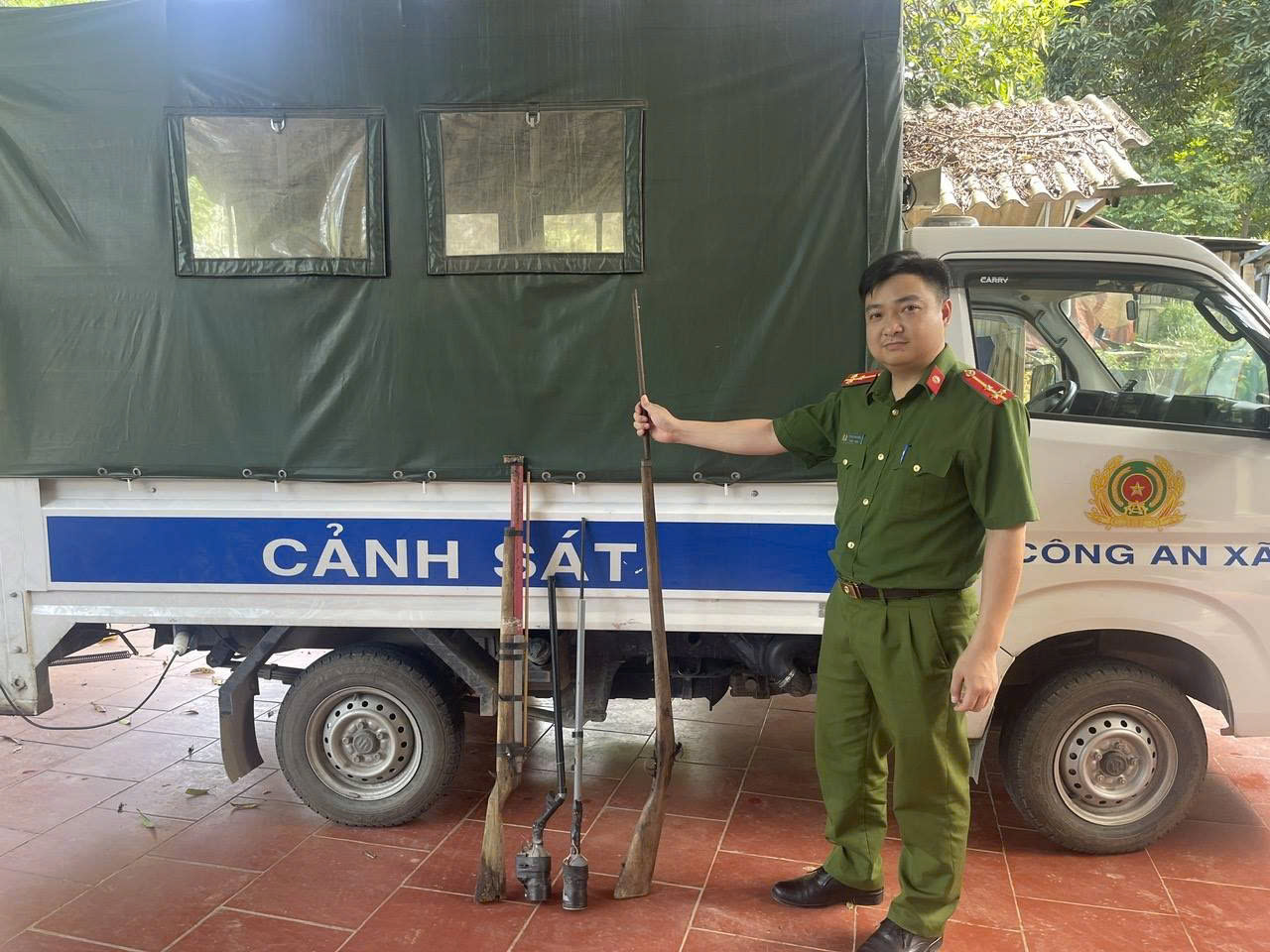 Công an xã Phong Hải vận động Nhân dân giao nộp vũ khí: Chung tay vì môi trường sống an toàn, văn minh 6 z7054957841691 0f09d4cc04a7a9d18153ebd5ed538b44