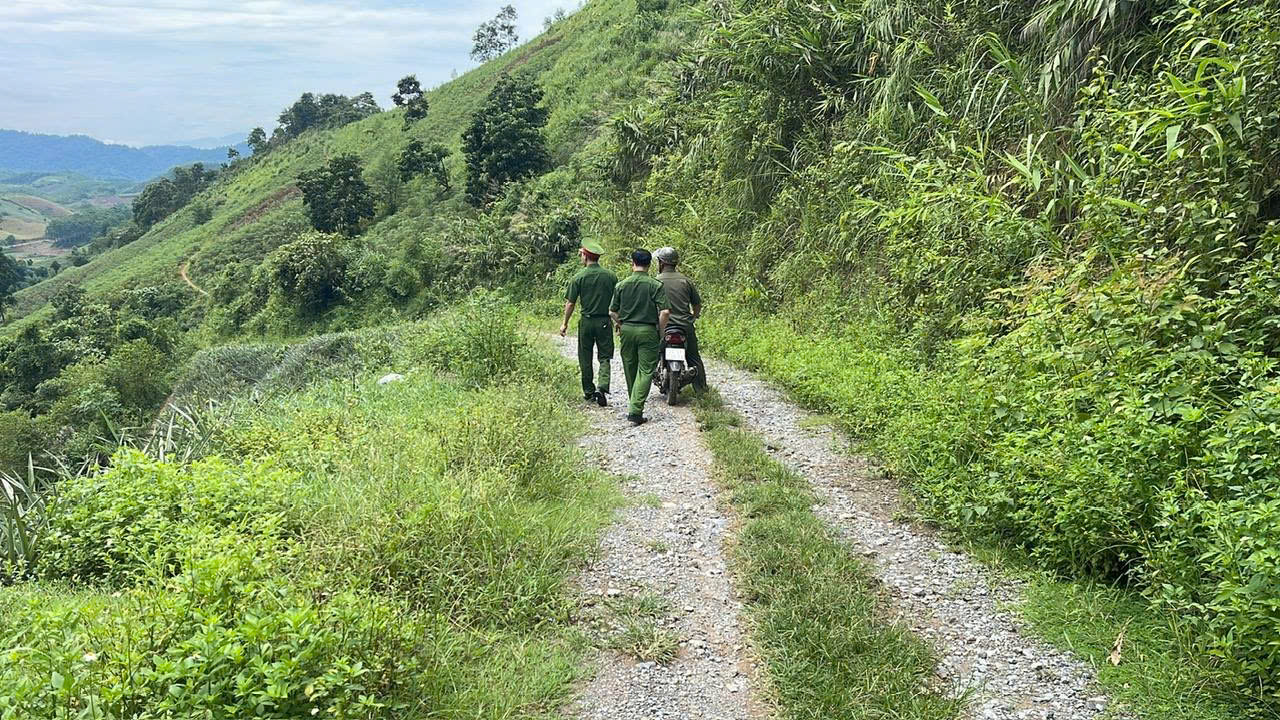 Công an xã Phong Hải vận động Nhân dân giao nộp vũ khí: Chung tay vì môi trường sống an toàn, văn minh 3 z7054957871665 7bc87dc7cfb34003ac6e75064c30d591