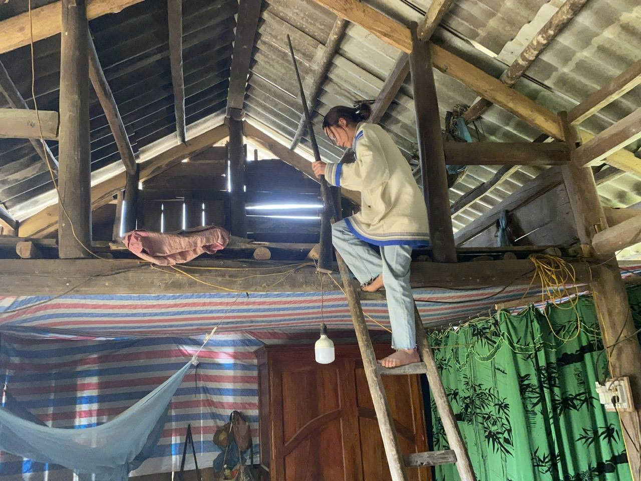 Công an xã Phong Hải vận động Nhân dân giao nộp vũ khí: Chung tay vì môi trường sống an toàn, văn minh 5 z7054957903195 9dc17d8a0f4fffbc7d694ec8cfb4ef58