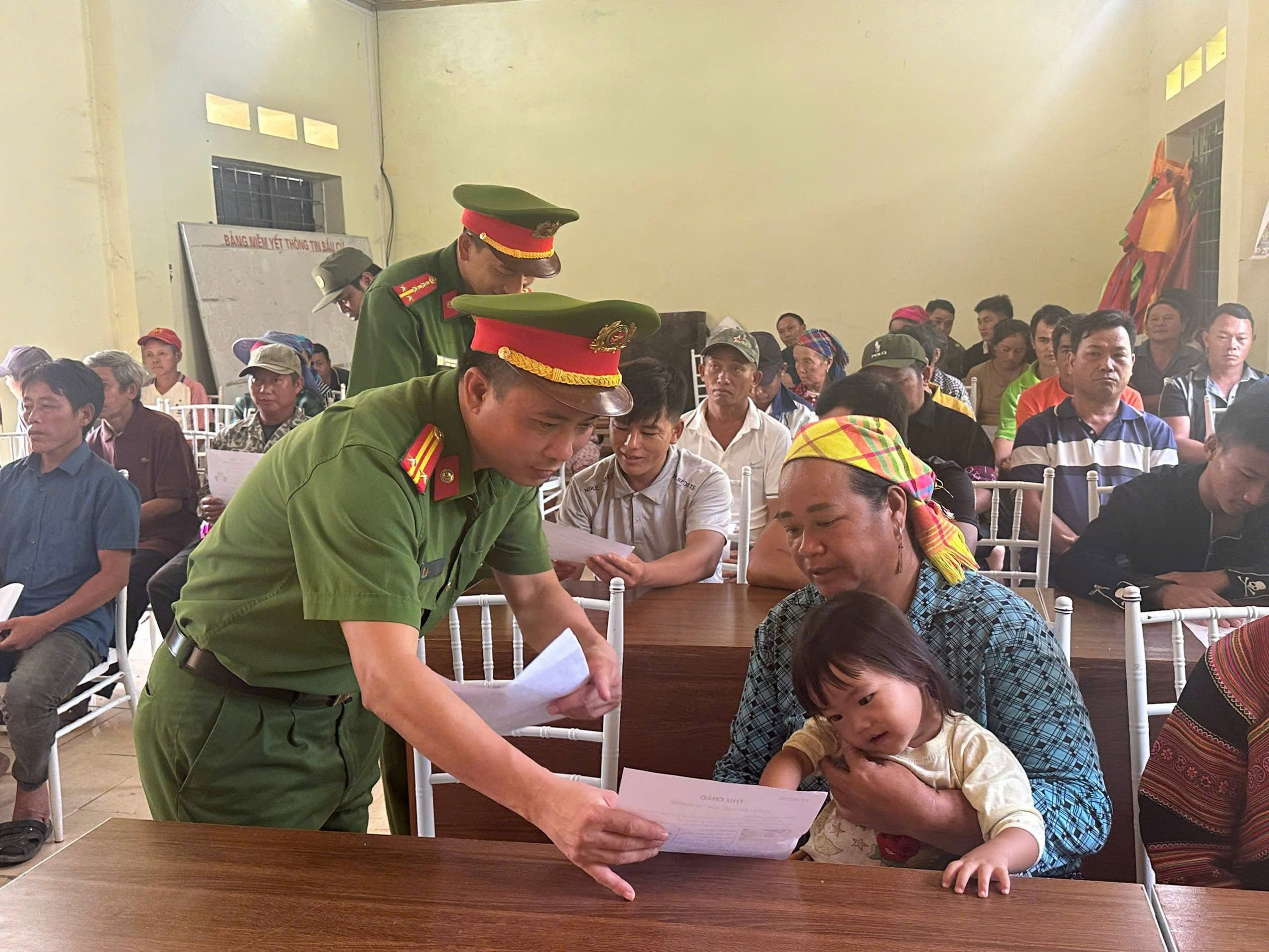 Công an xã Phong Hải vận động Nhân dân giao nộp vũ khí: Chung tay vì môi trường sống an toàn, văn minh 2 z7054957958116 50b937c2d8baaf8144522092948ca5df