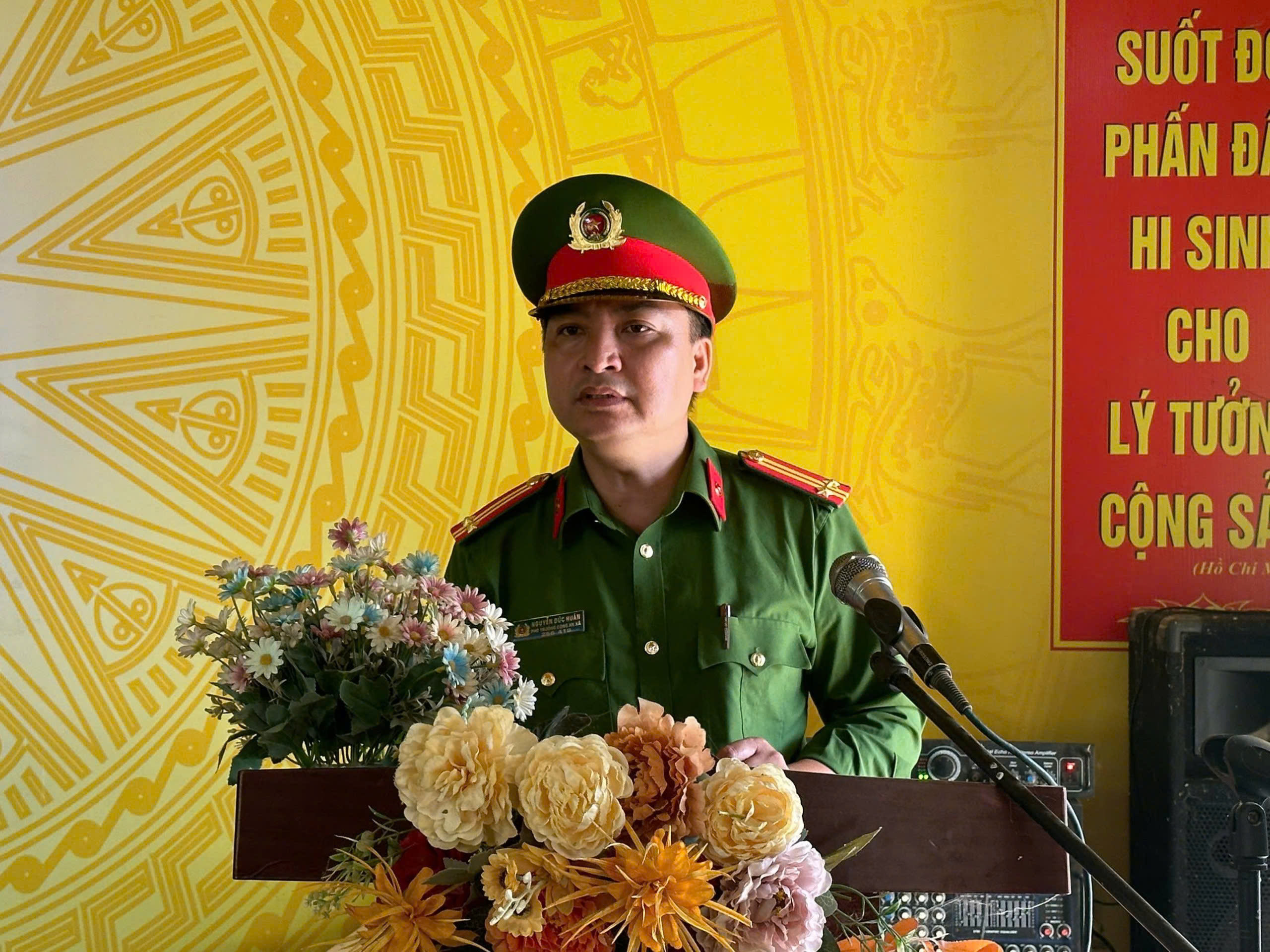Công an xã Phong Hải vận động Nhân dân giao nộp vũ khí: Chung tay vì môi trường sống an toàn, văn minh 1 z7054958019350 362367b6fb777ca6ab81744d0e00cc32